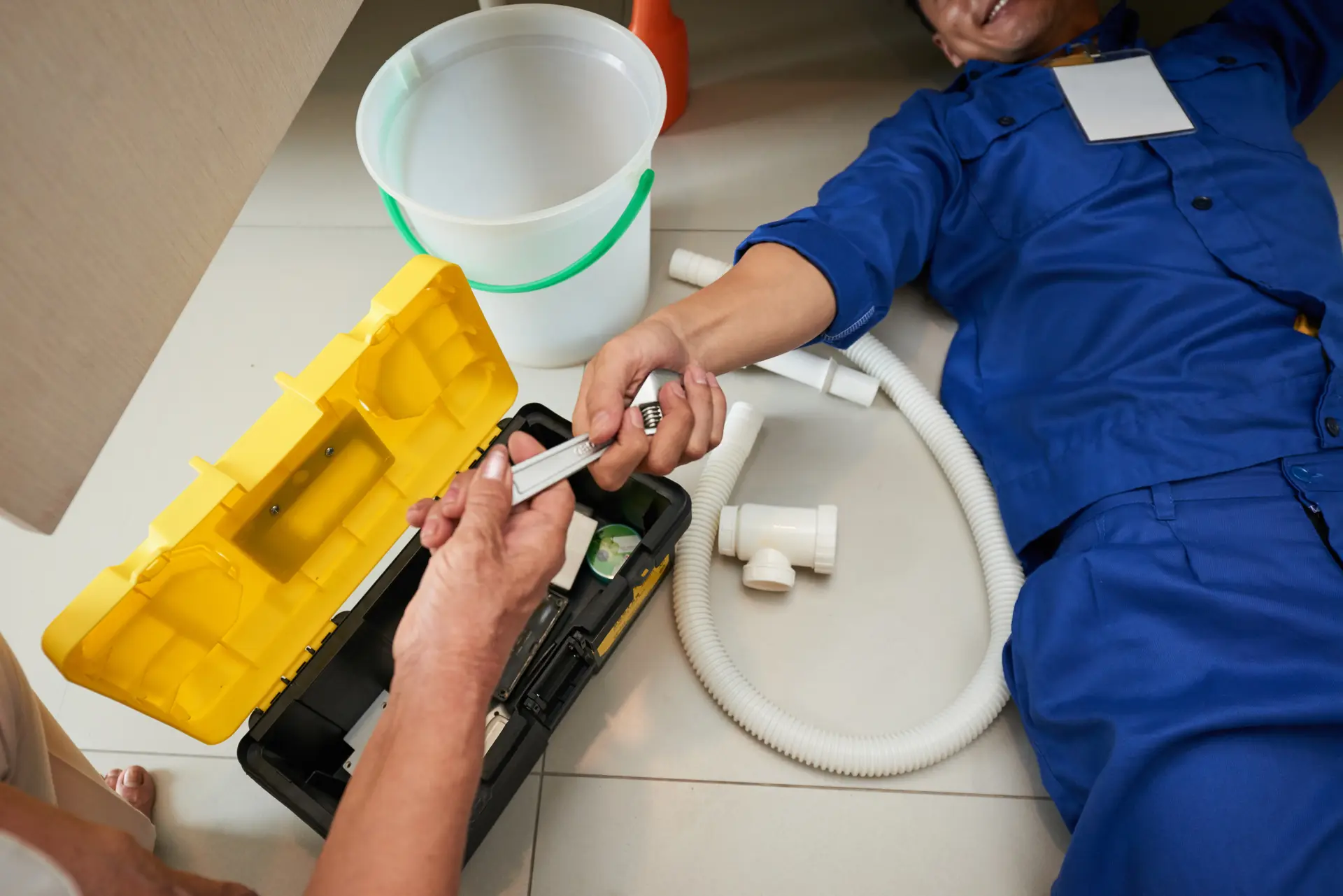 expert performing drain clearing in Sierra Madre